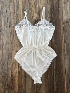 Ashley Taylor Antron Nylon Teddy Bodysuit Romper Medium Ivory Lace Trim Coquette